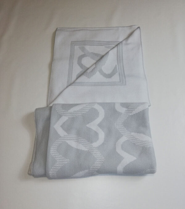 Manta corazones gris - Image 2