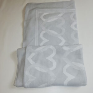 Manta corazones gris