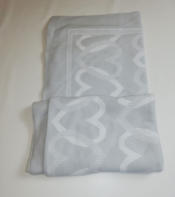 Manta corazones gris
